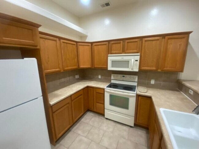 Building Photo - Beautiful Townhome!