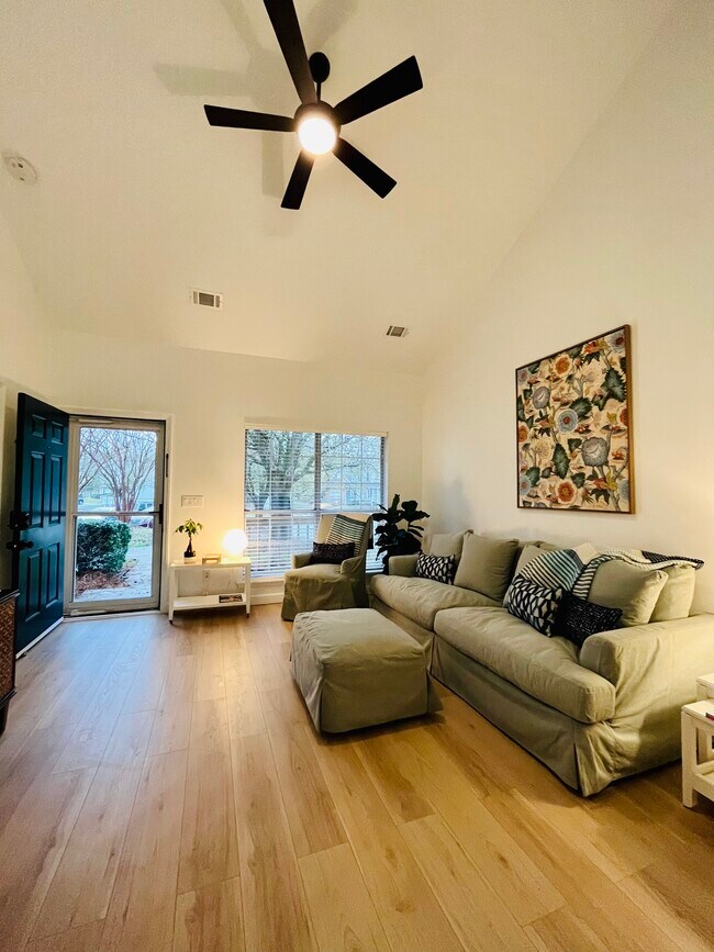 Building Photo - 8218 Golf Ridge Dr