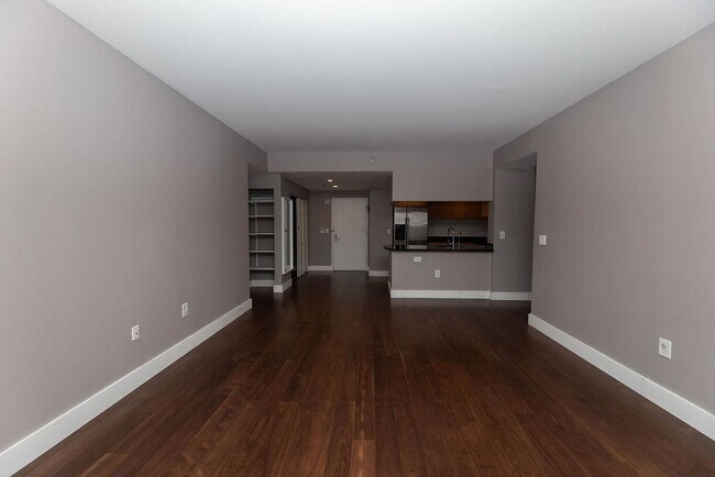 Building Photo - 102 Christopher Columbus Dr