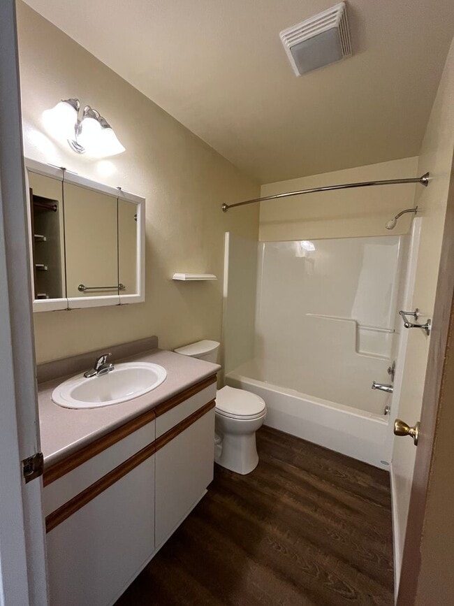 Building Photo - Spacious 3 Bedroom w/ Attached Garage