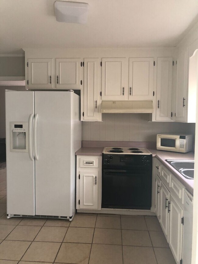 Building Photo - 4 Bedroom/2.5 Bath home in Daleville!