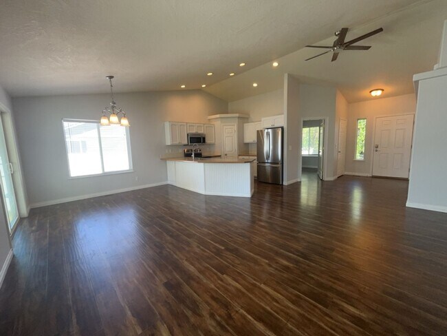 Foto del edificio - 1537 Foxglove Ave