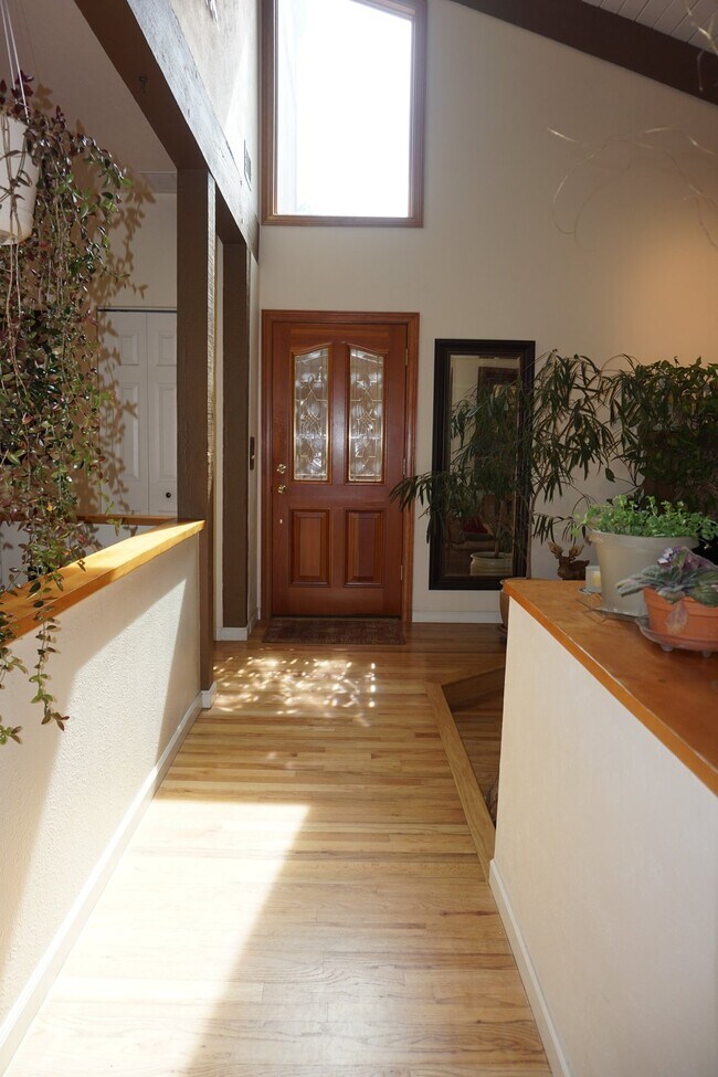 Foto del edificio - Shorter Term Lease!!!   Five Bedroom Raise...