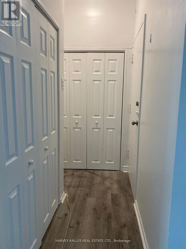 Building Photo - 1582 Bathurst St