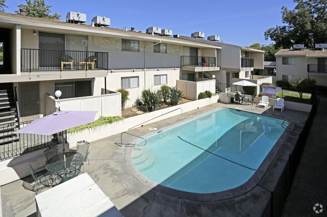 Piscina n.º 1 - Fulton Oaks Apartments