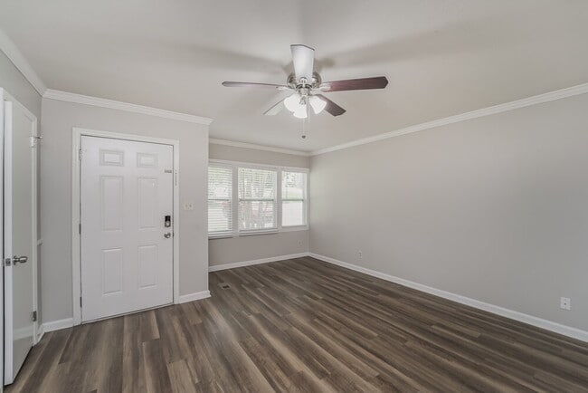 Building Photo - 2413 Dora Dr