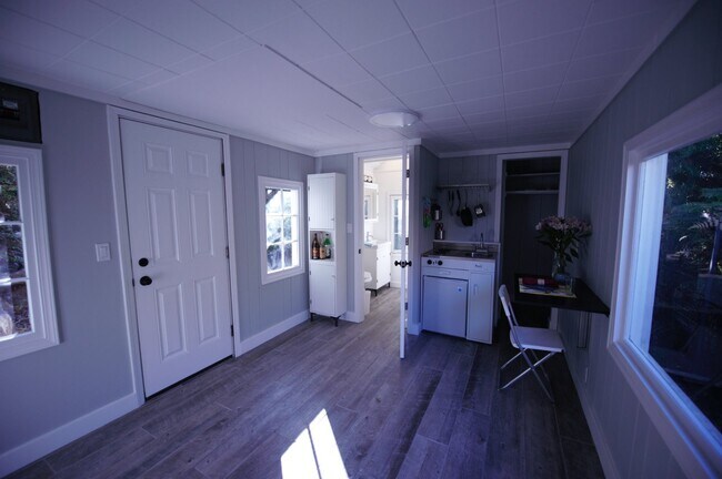 Building Photo - 3936 SW Ida St