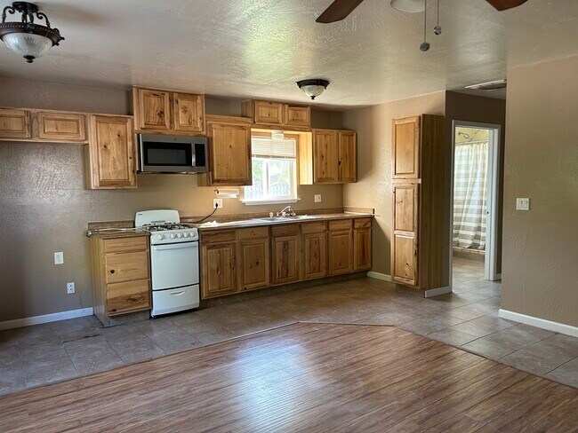 Building Photo - 25909 Catherine Way