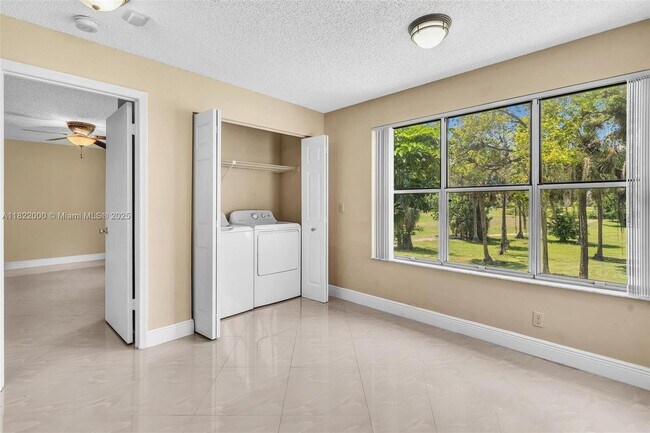 Building Photo - 3370 Pinewalk Dr N