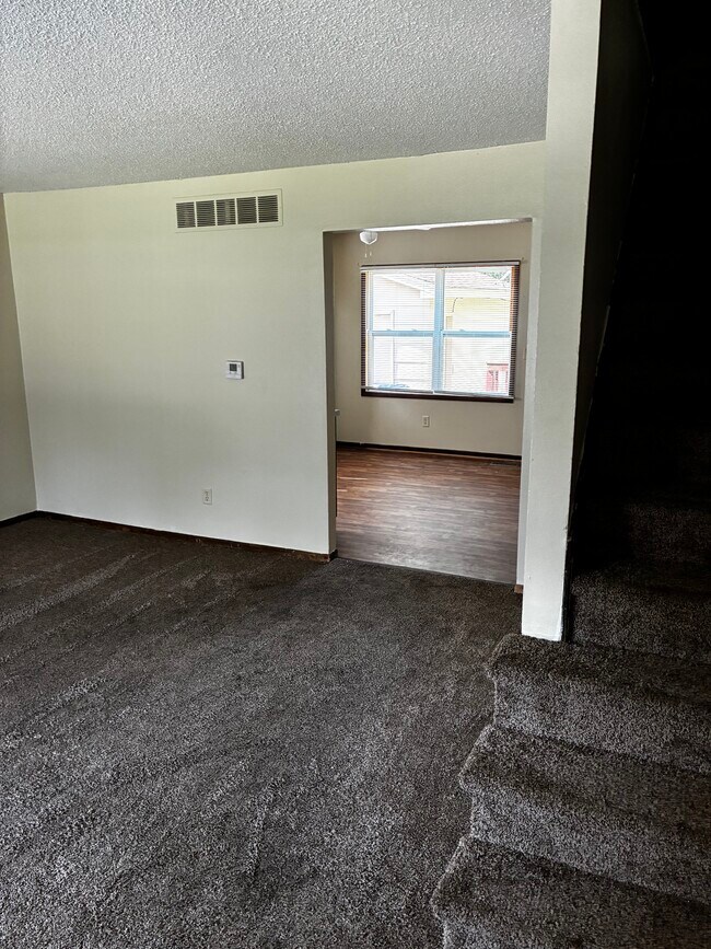 Una vez dentro, verá la sala de estar y la entrada a la cocina. - 1205 Randolph St
