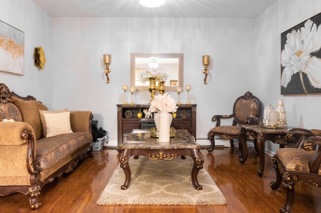 Living - 235 N 12th Pl