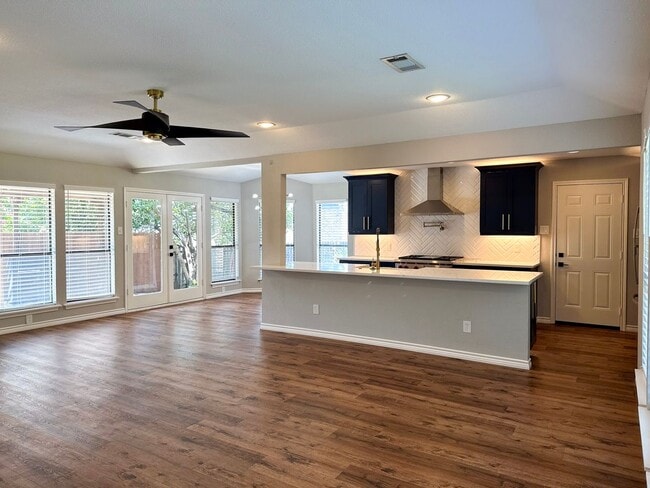 Building Photo - 3 Bed / 2 Bath / 2 Car Gargae / Pool