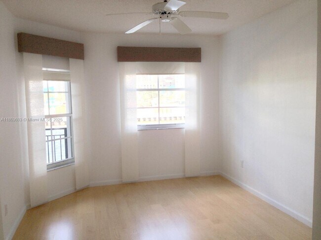 Foto del edificio - 3245 NE 184th St