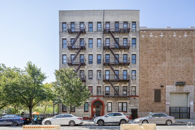 Building Photo - 560 W 170th St
