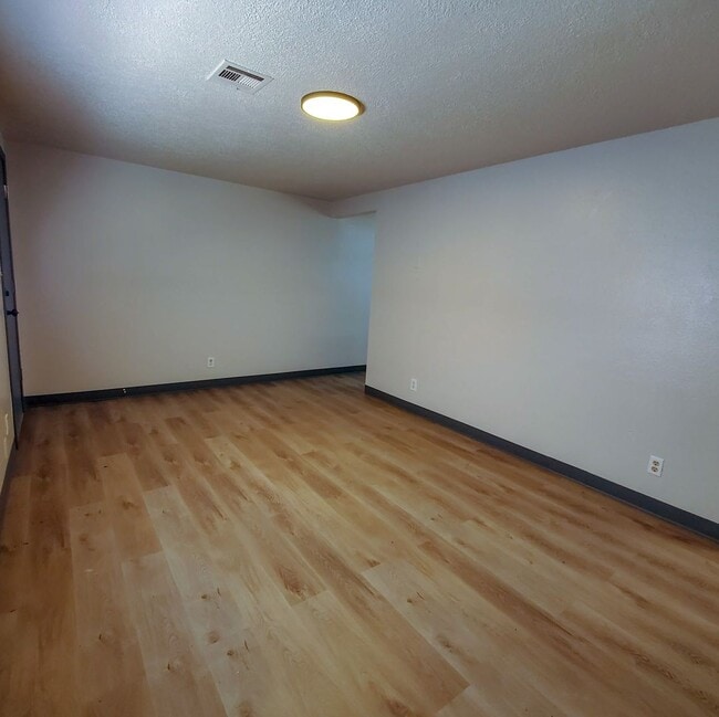 Building Photo - 642 N Beard Ave