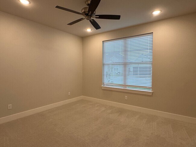 Foto del edificio - 7035 Hillside Ave