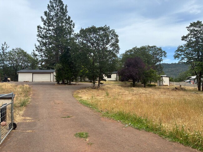 Foto del edificio - Fully Remodeled 5 Bedroom Home on 1 Acre with Shop, RV Parking & Stunning Views In Shady Cove