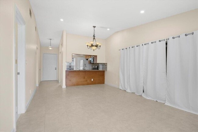 Building Photo - 5540 Lakewood Cir S