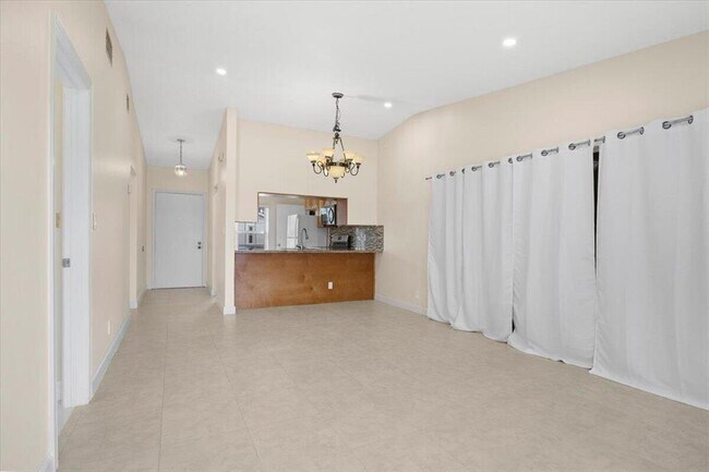 Foto del edificio - 5540 Lakewood Cir S