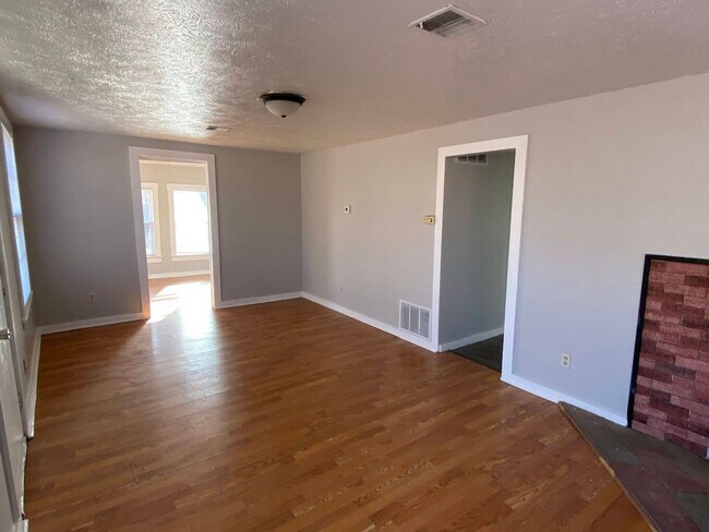 Foto del edificio - 1 Bed, Bonus Room, 2 Bath Single Family Home