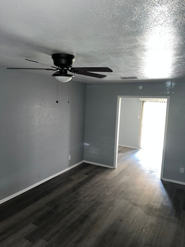 Building Photo - Remodeled 4 bed/2 bath with large bonus ro...
