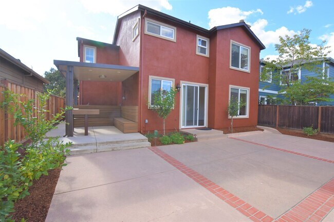 Foto del edificio - Gorgeous Home in Desirable Los Gatos: Four Bedrooms, Two and One-Half Bathrooms SFR