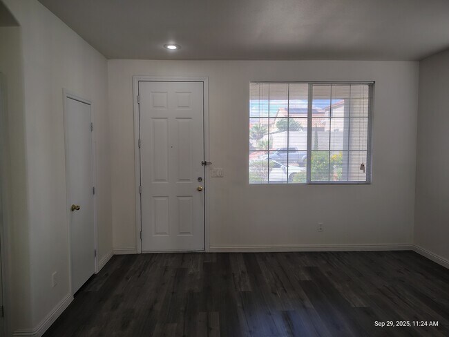 Foto del edificio - 5526 Cresent Valley St