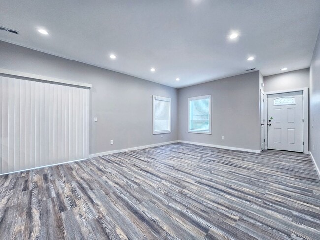 Building Photo - 3 Bed & 2 Full Bath Ranch Home in South Euclid for Rent!