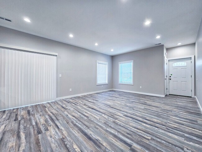 Foto del edificio - 3 Bed & 2 Full Bath Ranch Home in South Euclid for Rent!