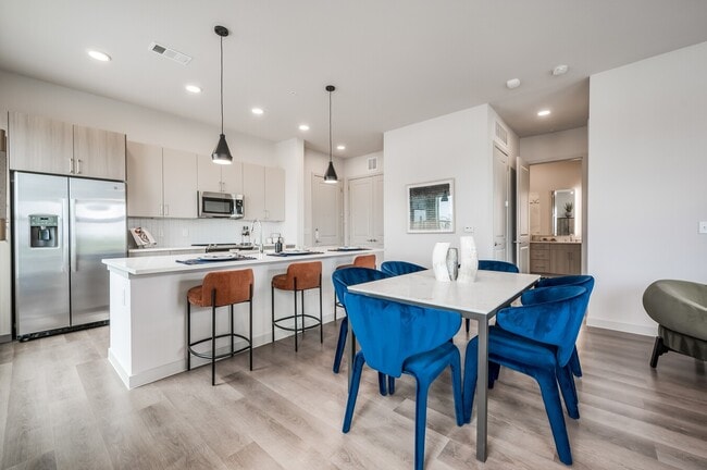 Building Photo - Stylish Spaces in the Center of It All