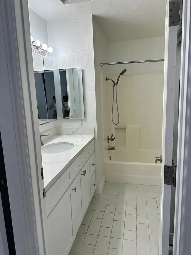Building Photo - "Charming 1-Bedroom Retreat in San Clemente – Perfect Coastal Living!"