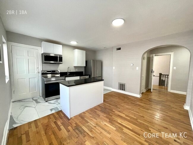 Building Photo - 1114 W 45th St