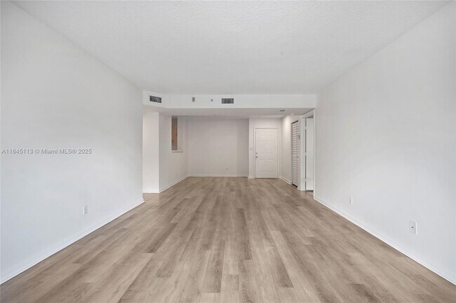 Foto del edificio - 649 E Sheridan St