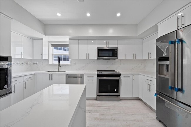 Foto del edificio - 5001 Collins Ave