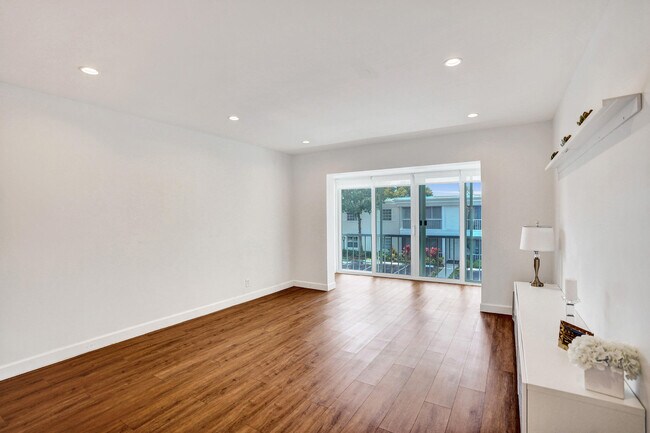 Foto del edificio - 6289 Bay Club Dr