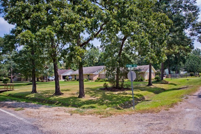 Building Photo - 1103 Pinewood Blvd