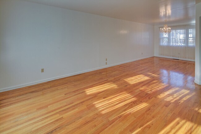 Building Photo - Newark Split level Showing Thursday 1/4/20...