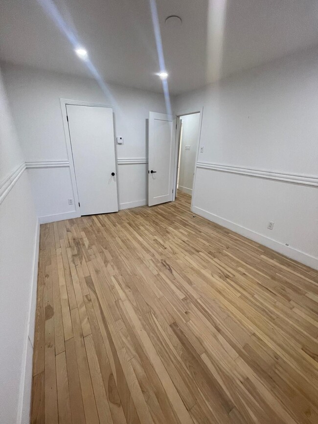 Building Photo - 1050 Av Guybourg