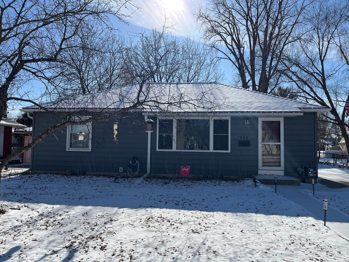 Foto principal - Charming SW Rochester home with fenced yard!