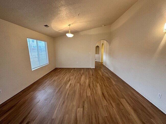 Foto del edificio - Spacious 4-bedroom, 2-bath home offering 1,800 sq. ft. of comfortable living space