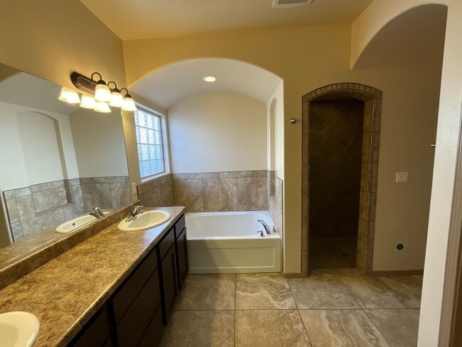 Building Photo - Beautiful Home Located in the Heart of growing Las Cruces