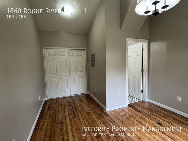 Foto del edificio - 1860 Rogue River Hwy