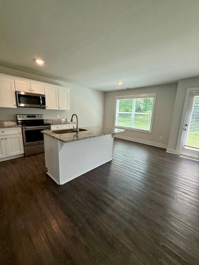 Building Photo - 2/2.5 single family home near Lake Lanier