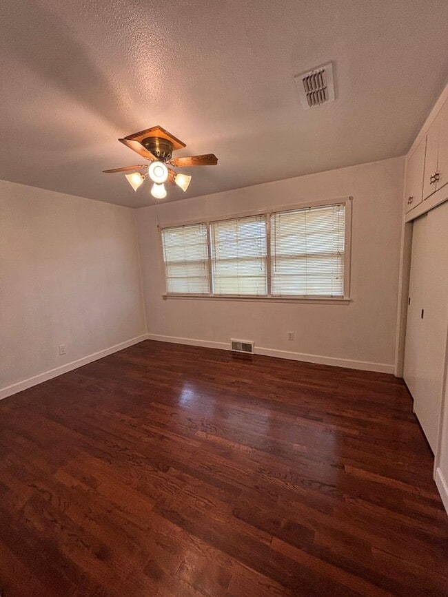 Building Photo - 1420 E 21st St