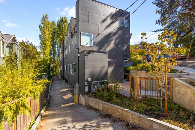 Foto del edificio - 5052 Renton Ave S