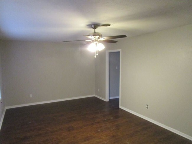 Building Photo - 2805 Sierra Dr