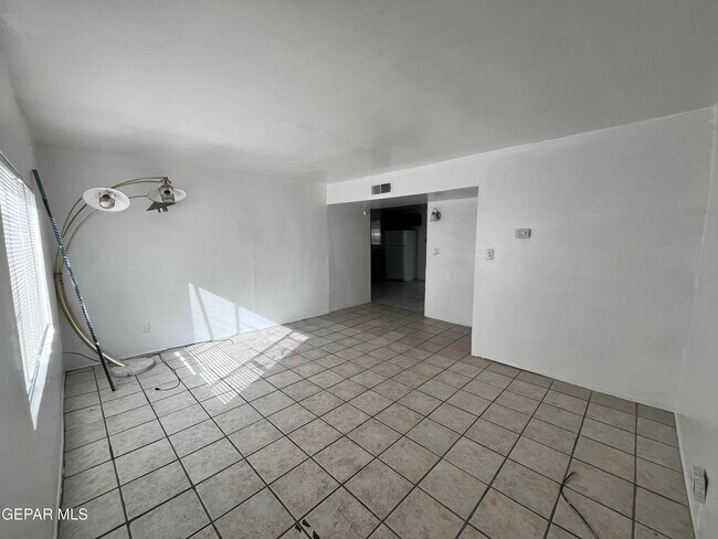 Building Photo - 813 Elmwood Ct