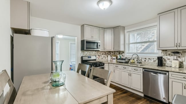 Building Photo - 125 S 6th Ave