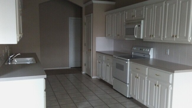 Foto del edificio - Very nice 3 bedroom home with an office in...