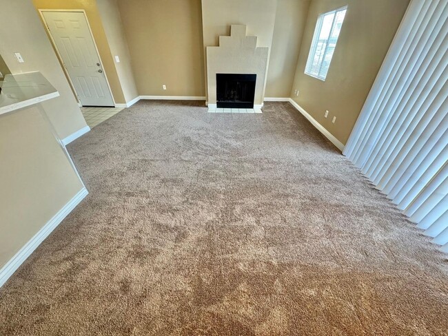 Building Photo - ADORABLE 2 BEDROOM, 2 BATHROOM DOWNSTAIRS ...